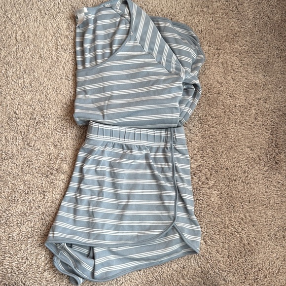 LAKE pajamas set. - Picture 3 of 3